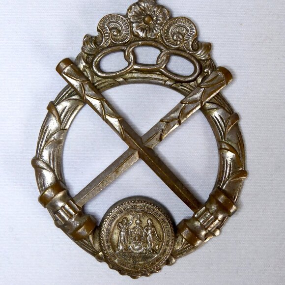 VINTAGE IOOF ODD FELLOWS MASONIC DOUBLE GAVEL PENDANT MEDAL - Picture 1 of 8